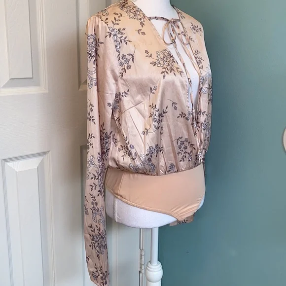 MISGUIDED Satin Floral Bodysuit-Blush - Picture 3 of 14